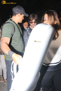 Bollywood superstar shah rukh khan spotted at mumbai airport on dec 3, 2022