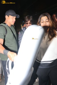 Bollywood superstar shah rukh khan spotted at mumbai airport on dec 3, 2022