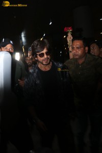 Bollywood superstar shah rukh khan spotted at mumbai airport on dec 3, 2022