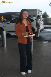 cute Shalini Pandey spotted at mumbai airport