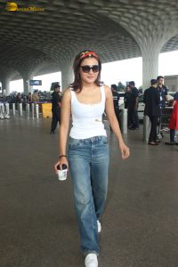 cute Indian actress shalini pandey spotted in a tank top at mumbai airport