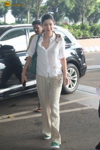sanjay kapoor’s daughter and bollywood actress Shanaya Kapoor spotted at mumbai airport in a white shirt and matching pants