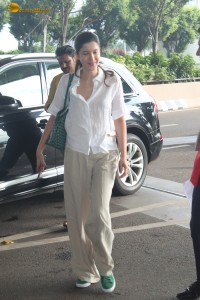 sanjay kapoor’s daughter and bollywood actress Shanaya Kapoor spotted at mumbai airport in a white shirt and matching pants