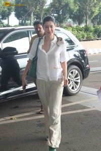 sanjay kapoor’s daughter and bollywood actress Shanaya Kapoor spotted at mumbai airport in a white shirt and matching pants