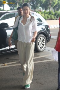 sanjay kapoor’s daughter and bollywood actress Shanaya Kapoor spotted at mumbai airport in a white shirt and matching pants