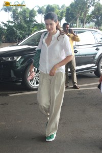 sanjay kapoor’s daughter and bollywood actress Shanaya Kapoor spotted at mumbai airport in a white shirt and matching pants