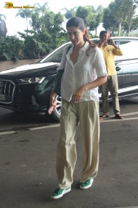 sanjay kapoor’s daughter and bollywood actress Shanaya Kapoor spotted at mumbai airport in a white shirt and matching pants