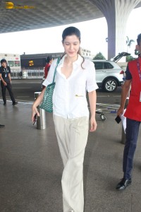 sanjay kapoor’s daughter and bollywood actress Shanaya Kapoor spotted at mumbai airport in a white shirt and matching pants