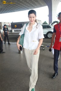 sanjay kapoor’s daughter and bollywood actress Shanaya Kapoor spotted at mumbai airport in a white shirt and matching pants