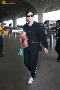 actress Shanaya Kapoor in black overalls at mumbai airport