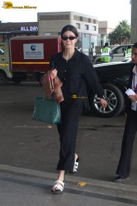 actress Shanaya Kapoor in black overalls at mumbai airport