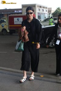 actress Shanaya Kapoor in black overalls at mumbai airport