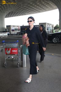 actress Shanaya Kapoor in black overalls at mumbai airport