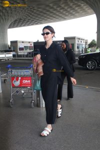 actress Shanaya Kapoor in black overalls at mumbai airport