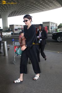 actress Shanaya Kapoor in black overalls at mumbai airport