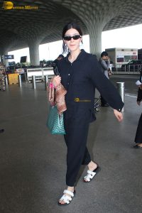 actress Shanaya Kapoor in black overalls at mumbai airport
