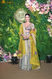 actress shanaya kapoor beautiful in a yellow lehenga choli