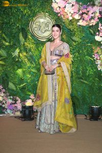 actress shanaya kapoor beautiful in a yellow lehenga choli