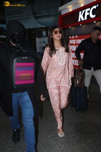 actress Shilpa Shetty in casual wear at airport
