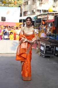 actress shilpa shetty chants jai shri ram as she visits siddhivinayak temple