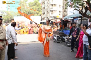 actress shilpa shetty chants jai shri ram as she visits siddhivinayak temple