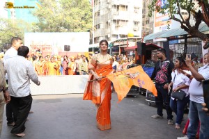 actress shilpa shetty chants jai shri ram as she visits siddhivinayak temple