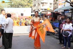 actress shilpa shetty chants jai shri ram as she visits siddhivinayak temple