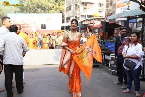 actress shilpa shetty chants jai shri ram as she visits siddhivinayak temple
