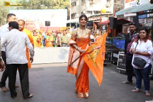 actress shilpa shetty chants jai shri ram as she visits siddhivinayak temple