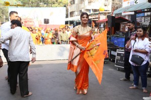 actress shilpa shetty chants jai shri ram as she visits siddhivinayak temple