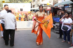 actress shilpa shetty chants jai shri ram as she visits siddhivinayak temple