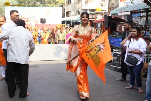 actress shilpa shetty chants jai shri ram as she visits siddhivinayak temple