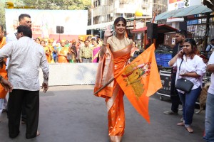 actress shilpa shetty chants jai shri ram as she visits siddhivinayak temple