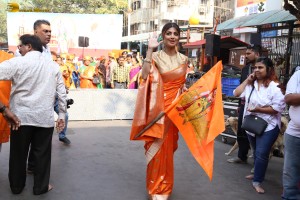actress shilpa shetty chants jai shri ram as she visits siddhivinayak temple