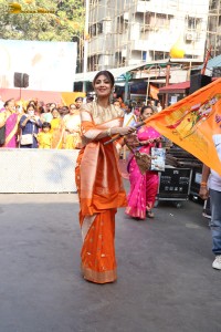 actress shilpa shetty chants jai shri ram as she visits siddhivinayak temple