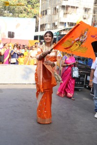 actress shilpa shetty chants jai shri ram as she visits siddhivinayak temple