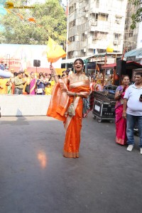 actress shilpa shetty chants jai shri ram as she visits siddhivinayak temple