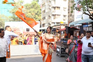 actress shilpa shetty chants jai shri ram as she visits siddhivinayak temple