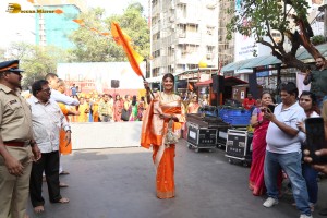 actress shilpa shetty chants jai shri ram as she visits siddhivinayak temple