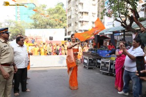 actress shilpa shetty chants jai shri ram as she visits siddhivinayak temple