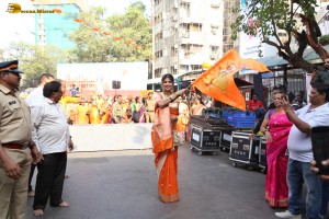 actress shilpa shetty chants jai shri ram as she visits siddhivinayak temple