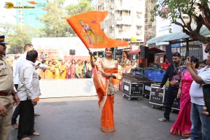 actress shilpa shetty chants jai shri ram as she visits siddhivinayak temple