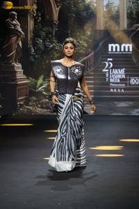 Indian actress Shilpa Shetty stunning ramp walk at lakme fashion week