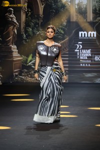 Indian actress Shilpa Shetty stunning ramp walk at lakme fashion week