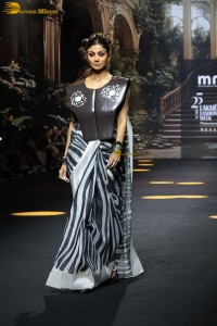 Indian actress Shilpa Shetty stunning ramp walk at lakme fashion week