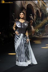 Indian actress Shilpa Shetty stunning ramp walk at lakme fashion week