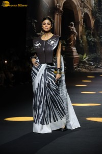 Indian actress Shilpa Shetty stunning ramp walk at lakme fashion week