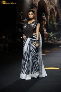 Indian actress Shilpa Shetty stunning ramp walk at lakme fashion week