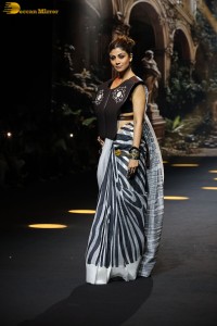 Indian actress Shilpa Shetty stunning ramp walk at lakme fashion week