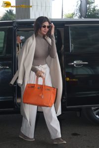 bollywood actress shilpa shetty stylish look at mumbai airport